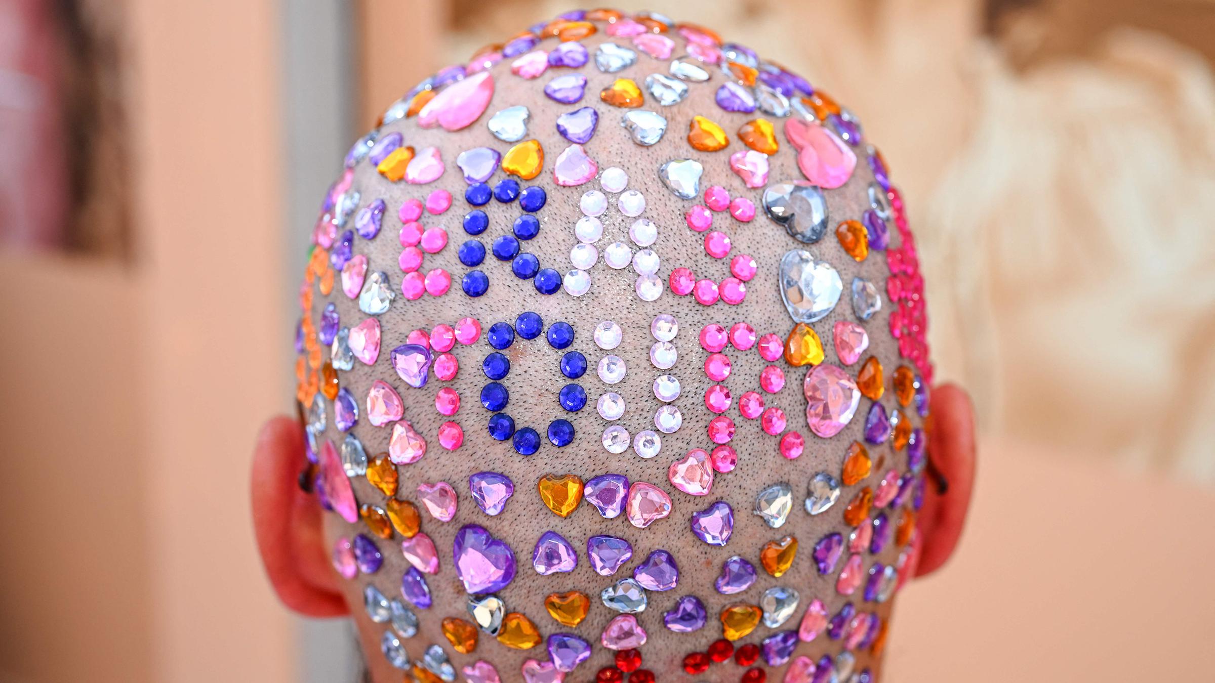 Ein Fan von Taylor Swift mit Glitzersteinen auf dem Kopf