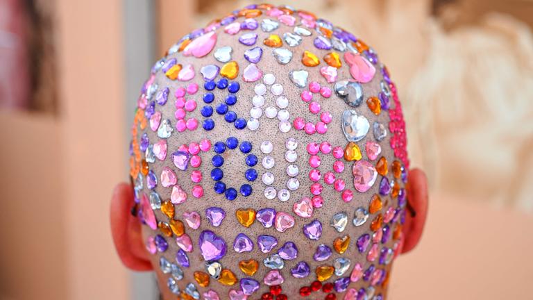 Ein Fan von Taylor Swift mit Glitzersteinen auf dem Kopf
