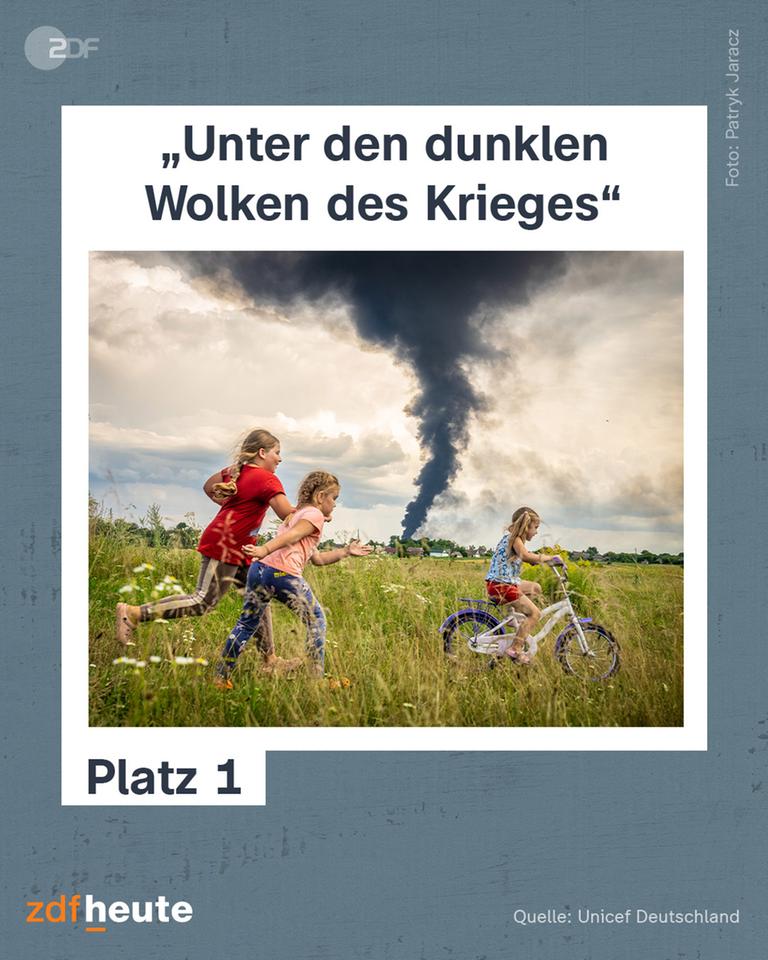 Das UNICEF Foto des Jahres 2023 zeigt einen Moment der Unbeschwertheit unter den schwarzen Wolken des Krieges, auf einer Wiese im Nordwesten der Ukraine.