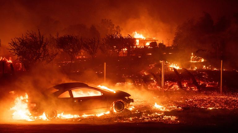 Brände in Paradise: Fahrzeuge und Häuser stehen in Flammen