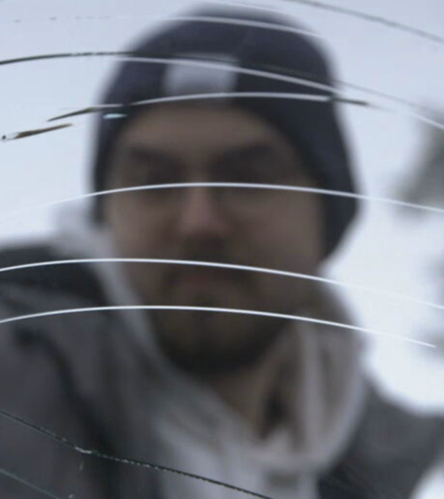 Eisblock auf Windschutzscheibe geworfen