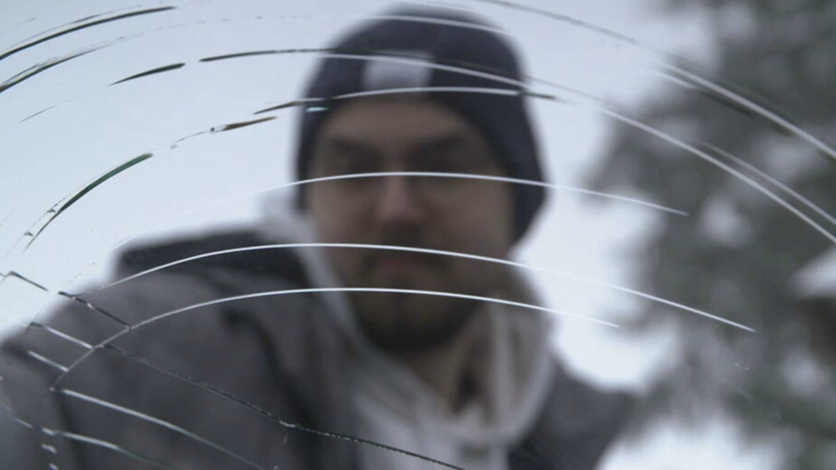 Eisblock auf Windschutzscheibe geworfen