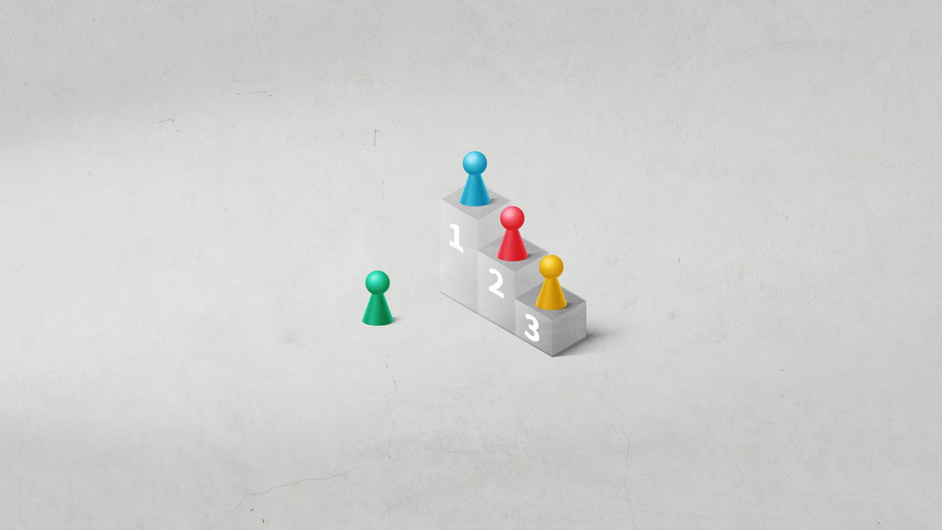 "Mensch ärgere Dich nicht"-Figuren stehen auf einem Treppchen: Blau hat vor Rot, Gelb und Grün gewonnen.