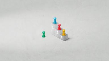 "Mensch ärgere Dich nicht"-Figuren stehen auf einem Treppchen: Blau hat vor Rot, Gelb und Grün gewonnen.