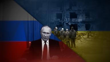 Die Montage zeigt in der linken Bildhälfte Russlands Präsidenten Wladimir Putin vor russischer Flagge. In der rechten Bildhälfte sind mehrere Menschen zu sehen, die vor einer zerstörten Häuserfassade stehen. Die rechte Hälfte ist in die Farben der ukrainischen Flagge getaucht.
