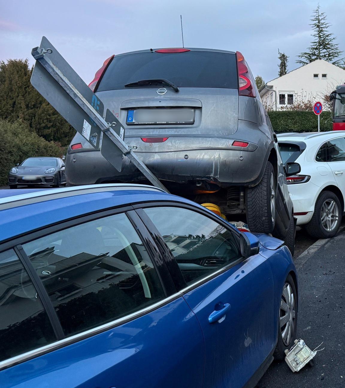 Nach einem Unfall mit einem LKW (hinten) steht ein Auto auf einem anderen. 