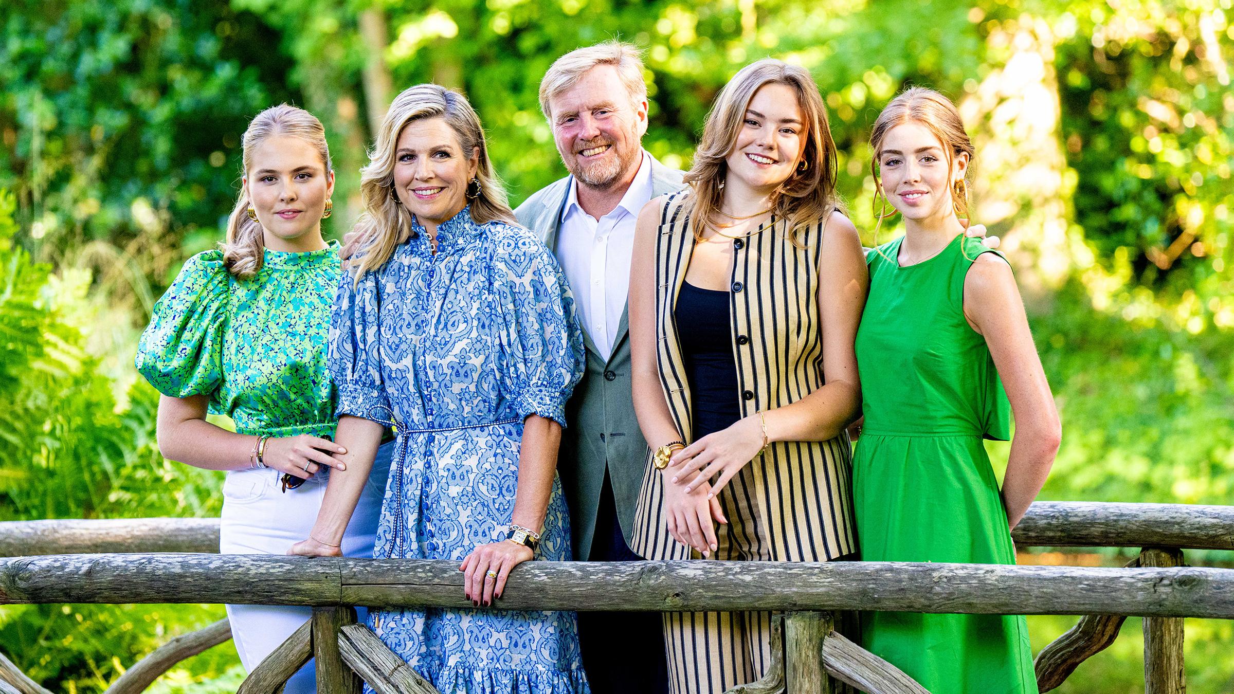 Königspaar Willem Alexander und Maxima, Amalia, Ariane und Alexia posieren auf einer Brücke.