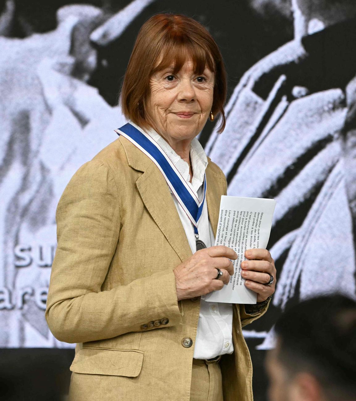 Gisèle Pelicot bedankt sich bei den Anwesenden, nachdem sie den „International Four Freedoms Awards“ erhalten hat. 