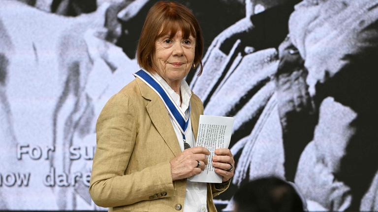 Gisèle Pelicot bedankt sich bei den Anwesenden, nachdem sie den „International Four Freedoms Awards“ erhalten hat. 