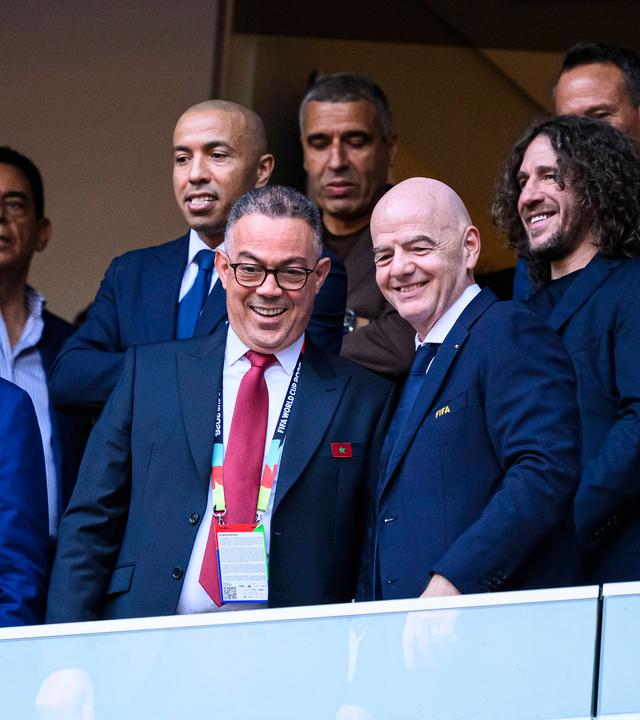 Der Präsident des marokkanischen Fußballverbands, Fouzi Lekjaa (links), und FIFA-Präsident Gianni Infantino (rechts)