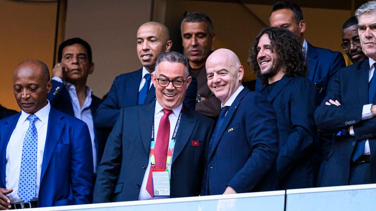 Der Präsident des marokkanischen Fußballverbands, Fouzi Lekjaa (links), und FIFA-Präsident Gianni Infantino (rechts)