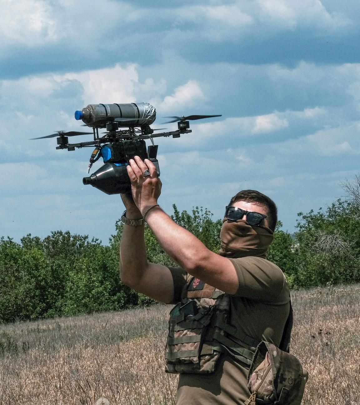 Ein Ukrainischer Drohnen Ingenieur nimmt eine Fiberglass Drohne entgegen, die von einem Trainingsflug zurückkehrt.