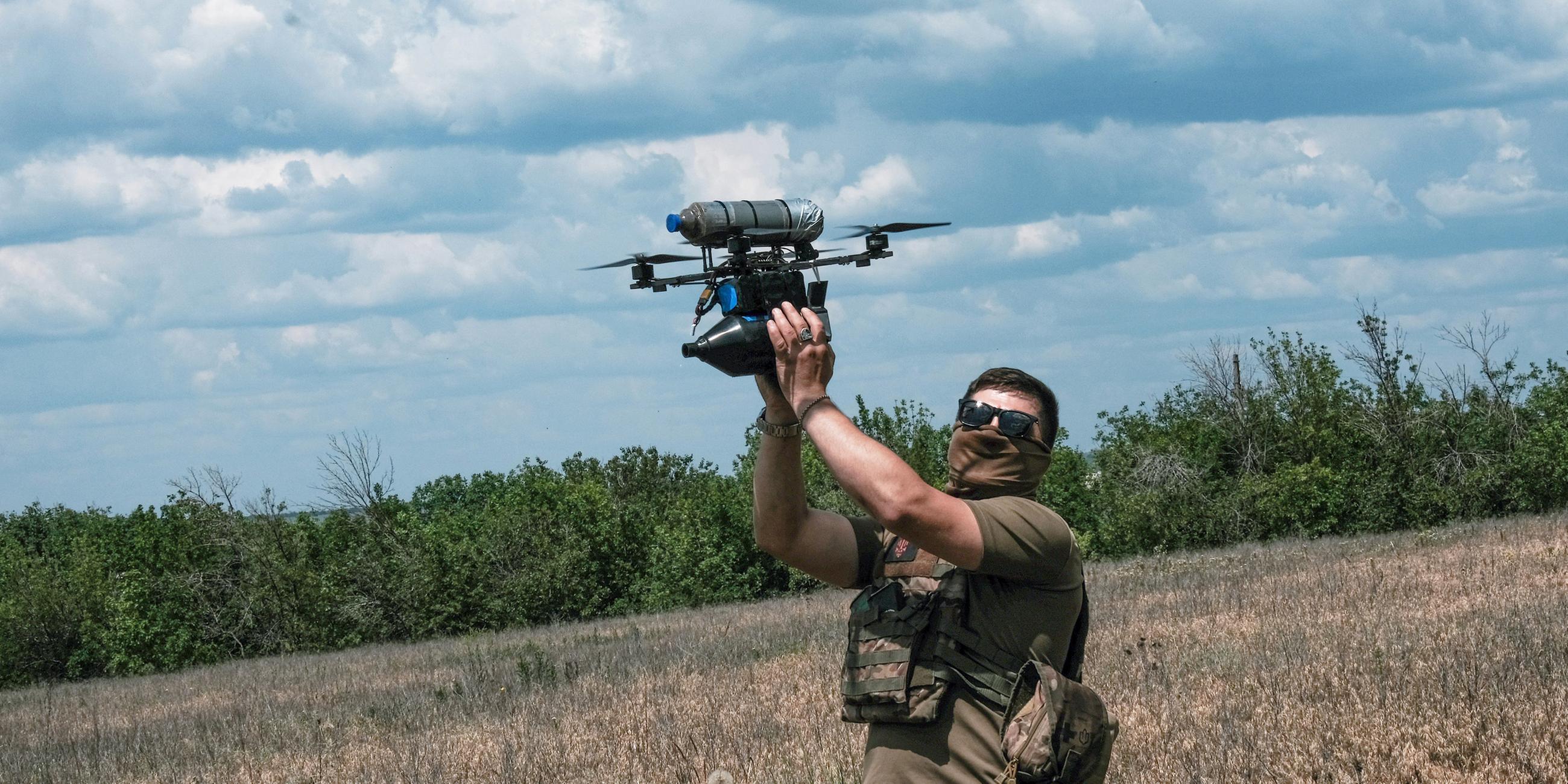 Ein ukrainischer Drohnen-Ingenieur nimmt eine Fiberglass-Drohne entgegen, die von einem Trainingsflug zurückkehrt.