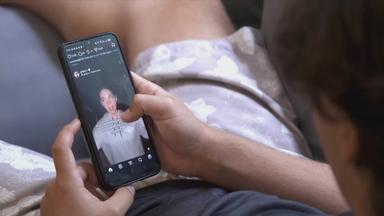 Jugendlicher nutzt Scoial Media