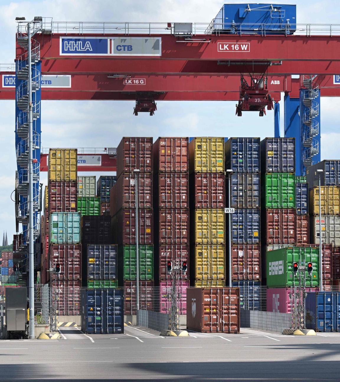 Frachtcontainer mit Kränen auf Containerschiffe im Containerterminal Burchardkai im Hafen von Hamburg werden am 03.06.2025 verladen. 