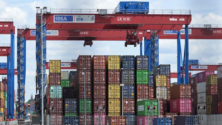 Frachtcontainer mit Kränen auf Containerschiffe im Containerterminal Burchardkai im Hafen von Hamburg werden am 03.06.2025 verladen. 