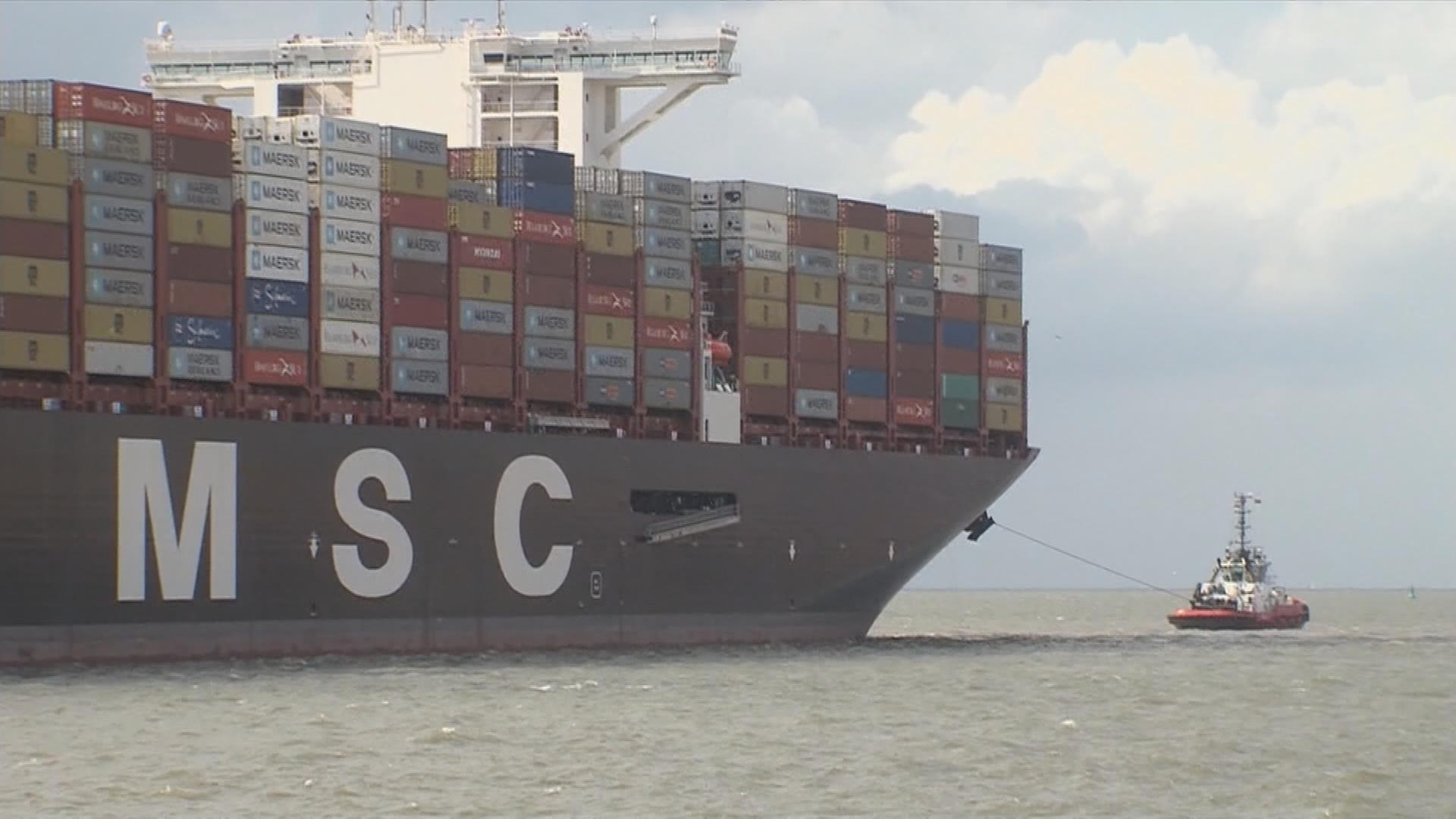 Auf dem Bild ist ein Frachterschiff mit Containern zu sehen.