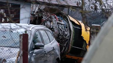 Das Wrack eines Frachtflugzeugs nach dem Absturz im Hof eines Hauses