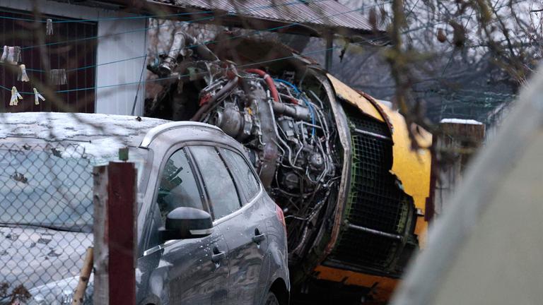 Das Wrack eines Frachtflugzeugs nach dem Absturz im Hof eines Hauses