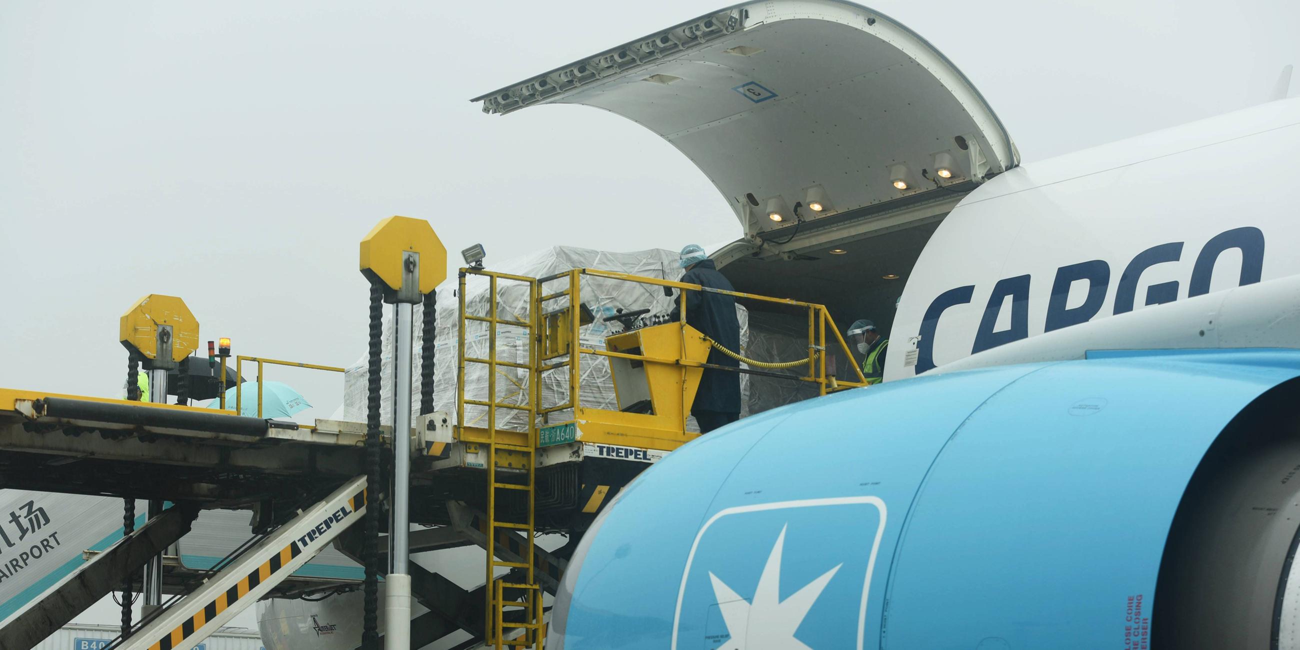Ein Frachtflugzeug in China