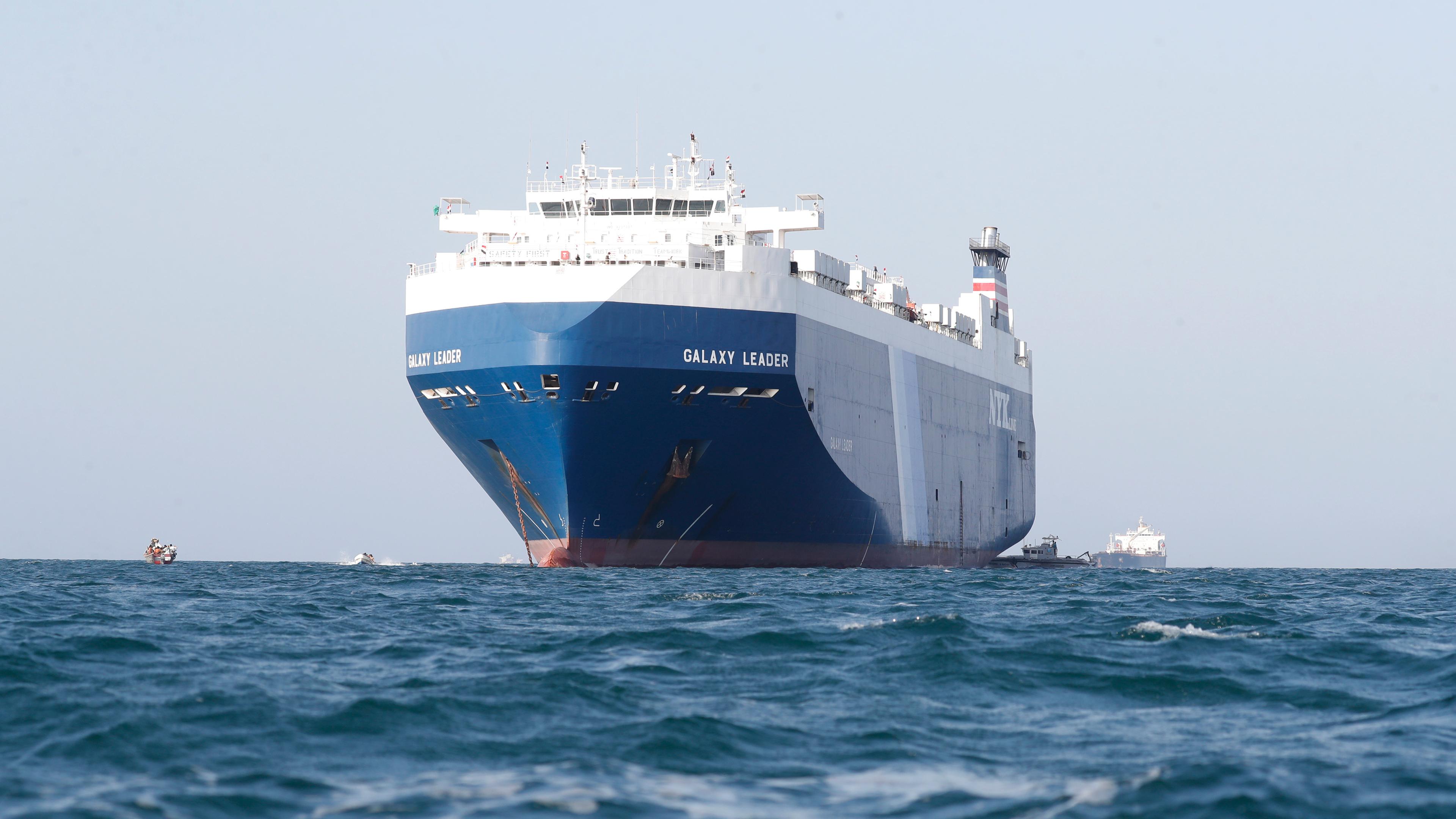 Das Frachtschiff Galaxy Leader, das von den Houthis vor der Küste des Hafens Al-Salif am Roten Meer in der Provinz Hodeidah, Jemen, beschlagnahmt wurde am 05.12.2023.