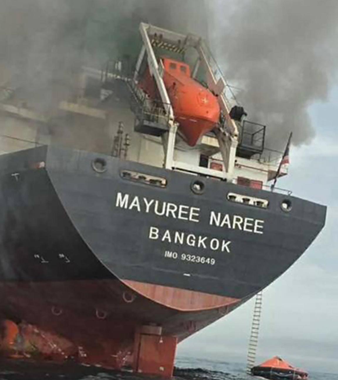 Das unter thailändischer Flagge fahrende Frachtschiff "Mayuree Naree", das nach einem iranischen Raketenbeschuss in der Straße von Hormus (Iran) am 11. 3. 2026 in Flammen steht.