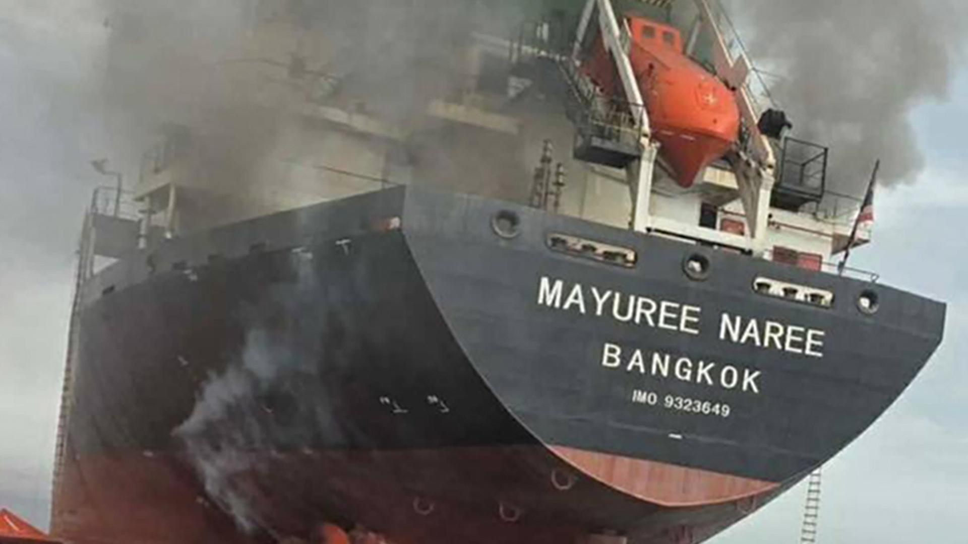 Das unter thailändischer Flagge fahrende Frachtschiff "Mayuree Naree", das nach einem iranischen Raketenbeschuss in der Straße von Hormus (Iran) am 11. 3. 2026 in Flammen steht.