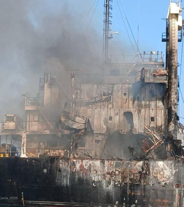 Das am 19. Juli 2026 von der ukrainischen Marine veröffentlichte Handout-Foto zeigt das zerstörte zivile Frachtschiff Golden Leo im Schwarzen Meer nach einem mutmaßlichen russischen Raketenangriff. (Archiv)