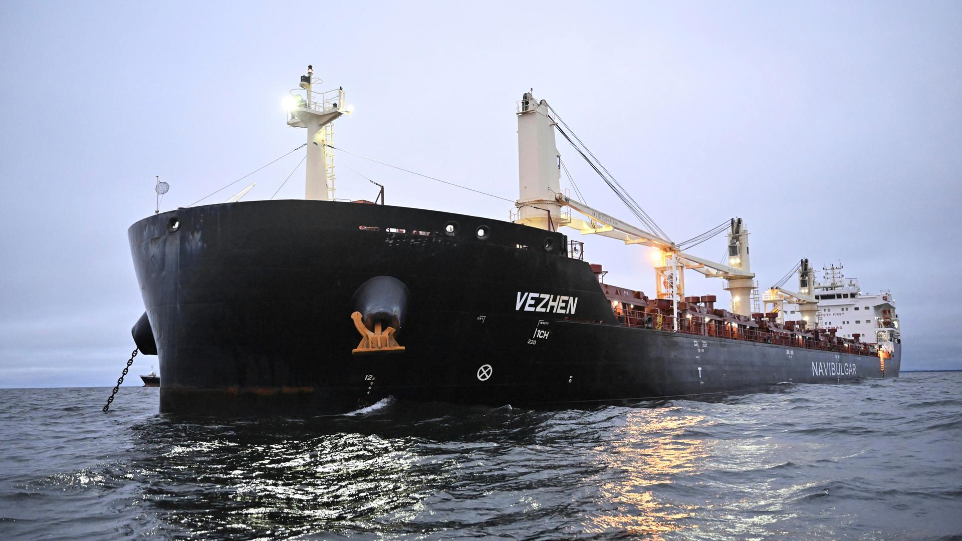 Schweden, Karlskrona: Das Frachtschiff "Vezhen" liegt vor Karlskrona, Schweden, vor Anker.