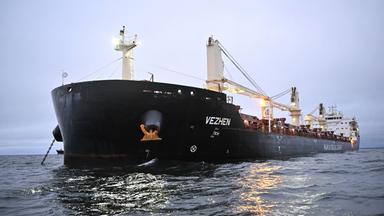 Schweden, Karlskrona: Das Frachtschiff "Vezhen" liegt vor Karlskrona, Schweden, vor Anker.