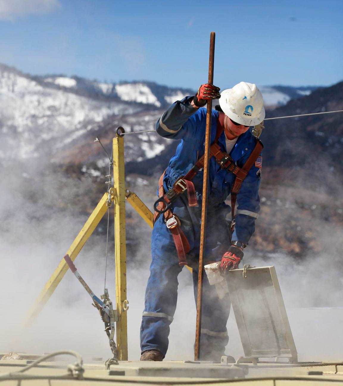 Arbeiter überprüft Wassertank beim Fracking.