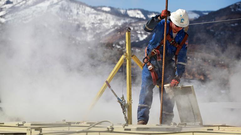 Arbeiter überprüft Wassertank beim Fracking.