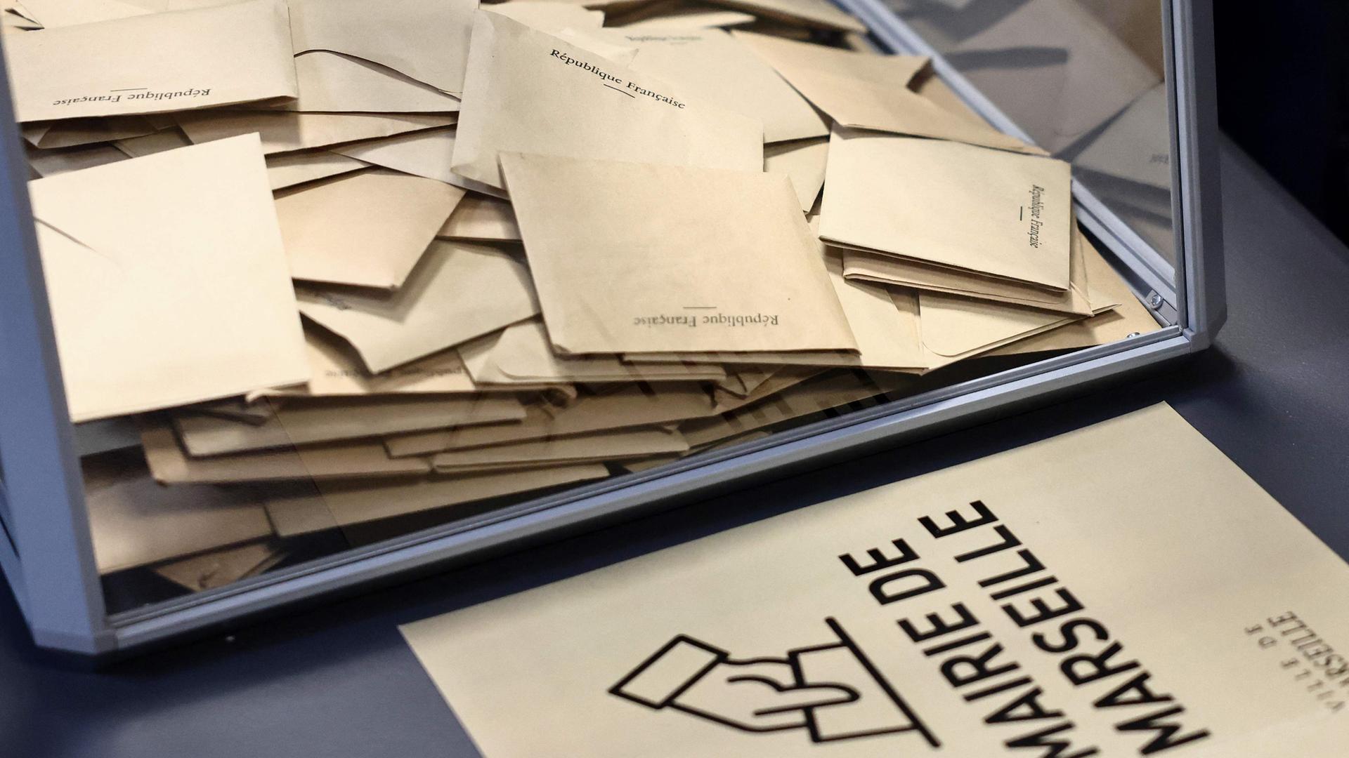 Frakreich, Marseille, Kommunalwahlen: Wahlumschläge in einer Wahlurne