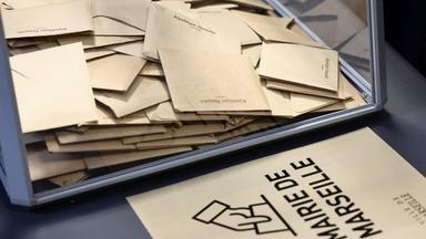 Frakreich, Marseille, Kommunalwahlen: Wahlumschläge in einer Wahlurne
