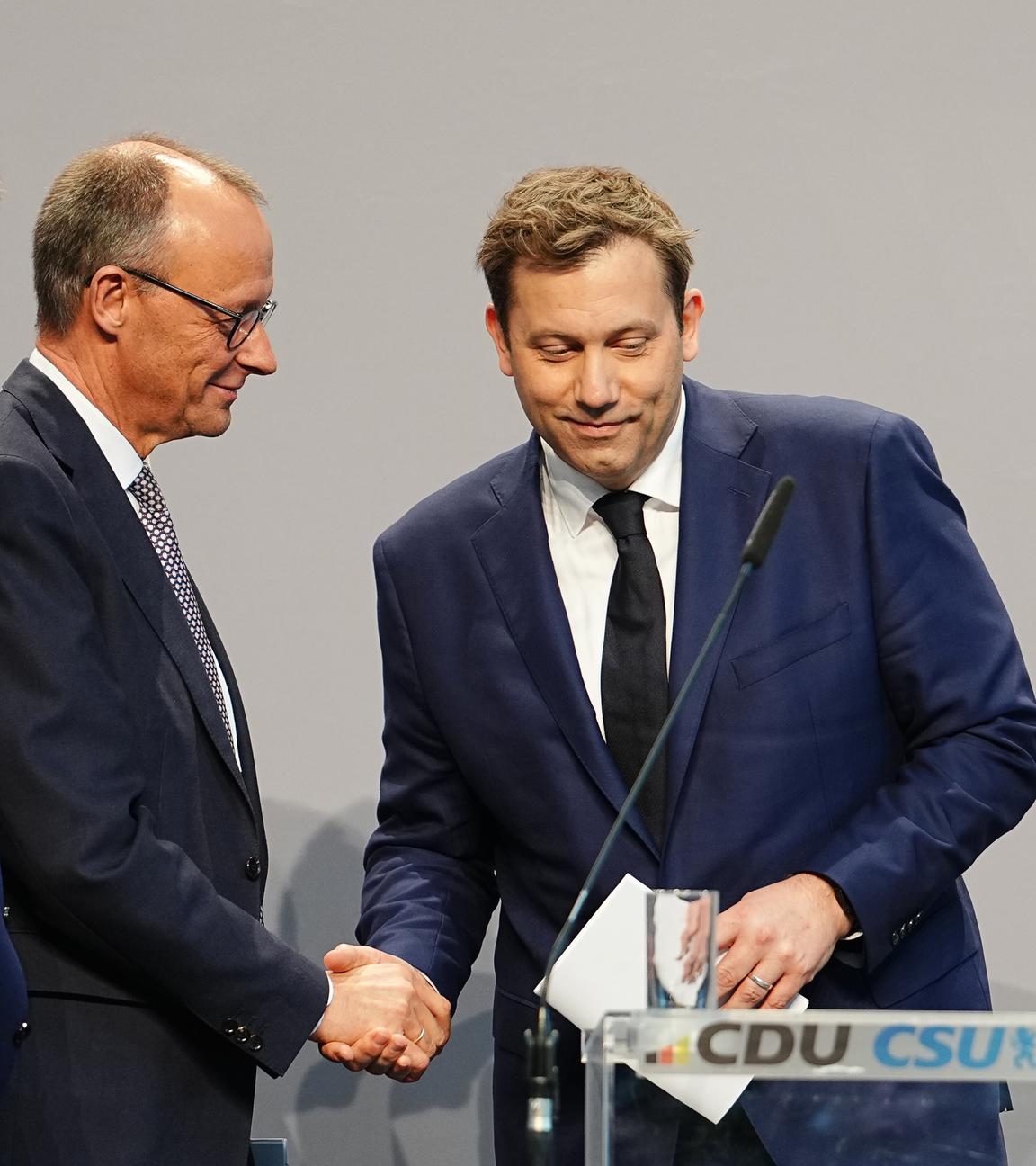 Friedrich Merz und Lars Klingbeil geben sich nach einer Pressekonferenz der Parteivorsitzenden von Union und SPD zur Vorstellung des Koalitionsvertrages die Hand. 