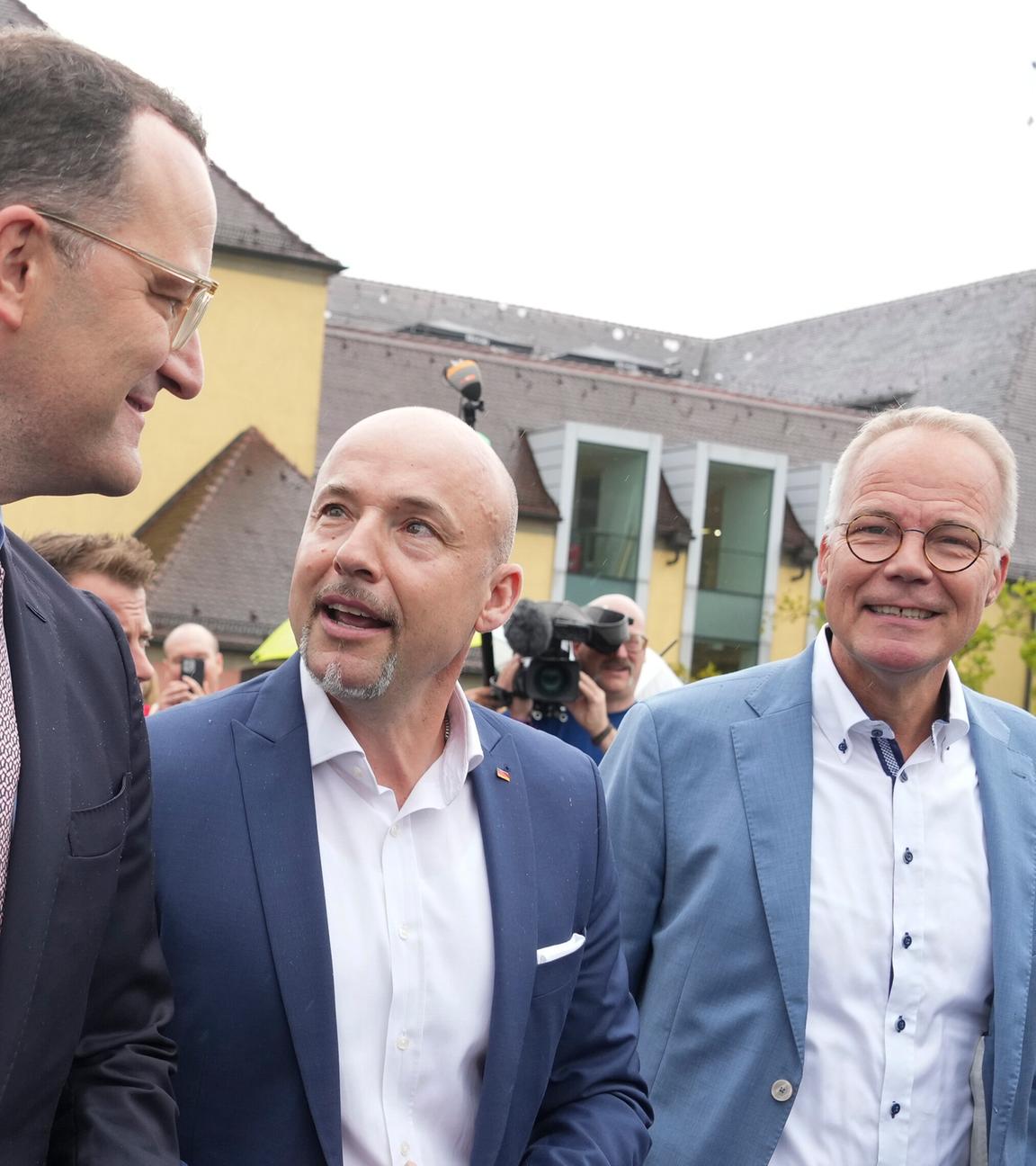 Jens Spahn, Alexander Hoffmann und Matthias Miersch reden miteinander in lockerer Stimmung