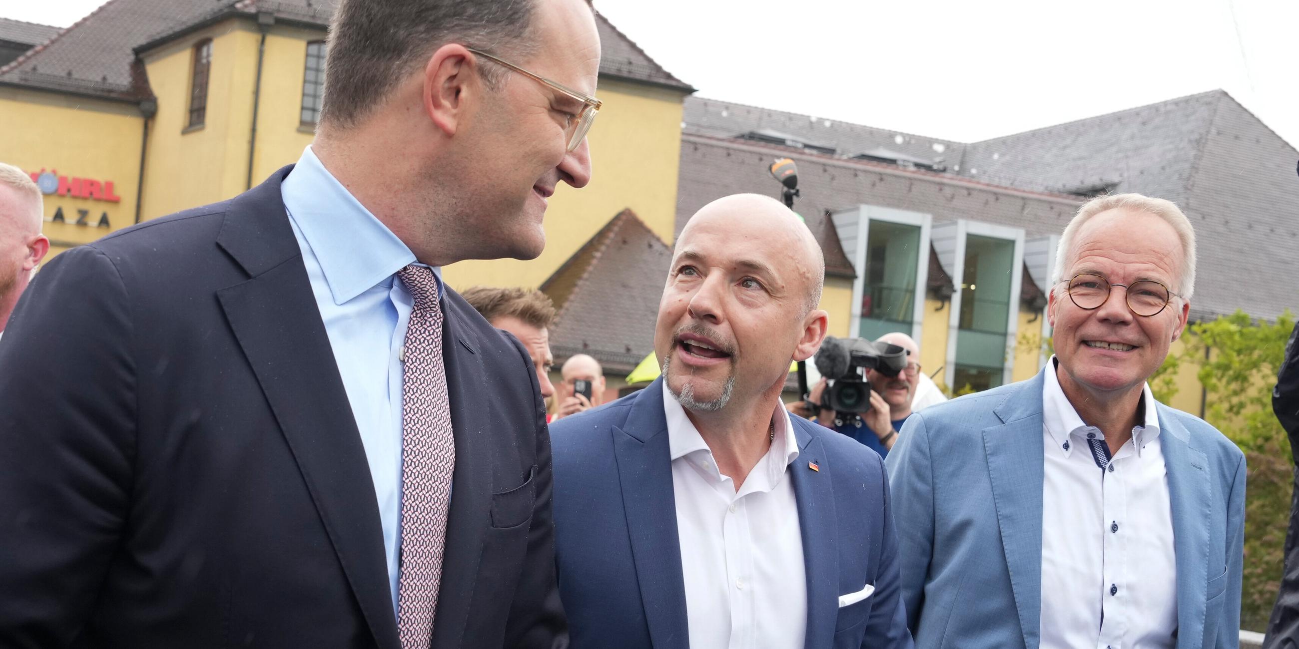 Jens Spahn, Alexander Hoffmann und Matthias Miersch reden miteinander in lockerer Stimmung