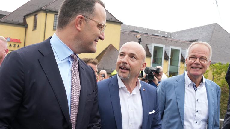 Jens Spahn, Alexander Hoffmann und Matthias Miersch reden miteinander in lockerer Stimmung