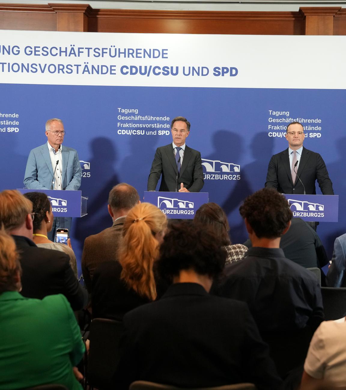NATO Generalsekreataer Mark Rutte gemeinsam mit Matthias Miersch (SPD), Jens Spahn (CDU) und Alexander Hoffmann beim Pressestatement. Jeder steht hinter einem Rednerpult.