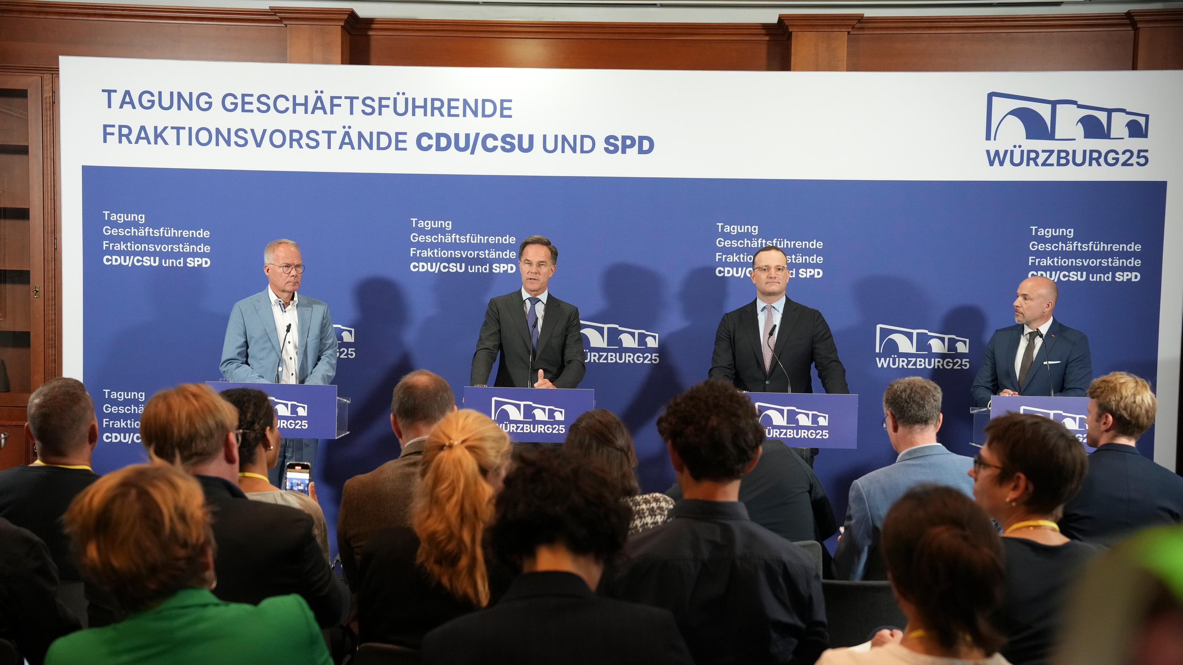 NATO Generalsekreataer Mark Rutte gemeinsam mit Matthias Miersch (SPD), Jens Spahn (CDU) und Alexander Hoffmann beim Pressestatement. Jeder steht hinter einem Rednerpult.