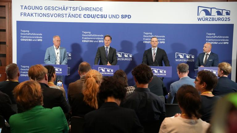 NATO Generalsekreataer Mark Rutte gemeinsam mit Matthias Miersch (SPD), Jens Spahn (CDU) und Alexander Hoffmann beim Pressestatement. Jeder steht hinter einem Rednerpult.