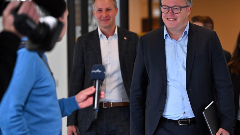 Thüringen, Erfurt: Mario Voigt (r., CDU), Vorsitzender der CDU von Thüringen, und Andreas Bühl (l., CDU), Parlamentarischer Geschäftsführer, kommen zur Fraktionssitzung der CDU im Thüringer Landtag.