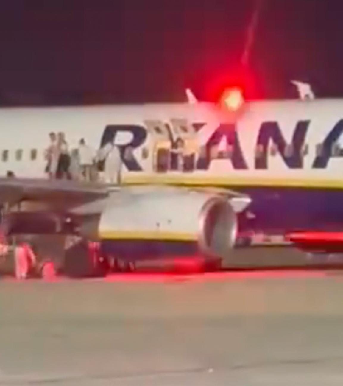 Bildschirmfoto von einem Video dass die Passagiere beim verlassen der Ryanair Maschine zeigt, die am Flughafen in Palma de Mallorca am 05.06.2025 notgelandet ist.