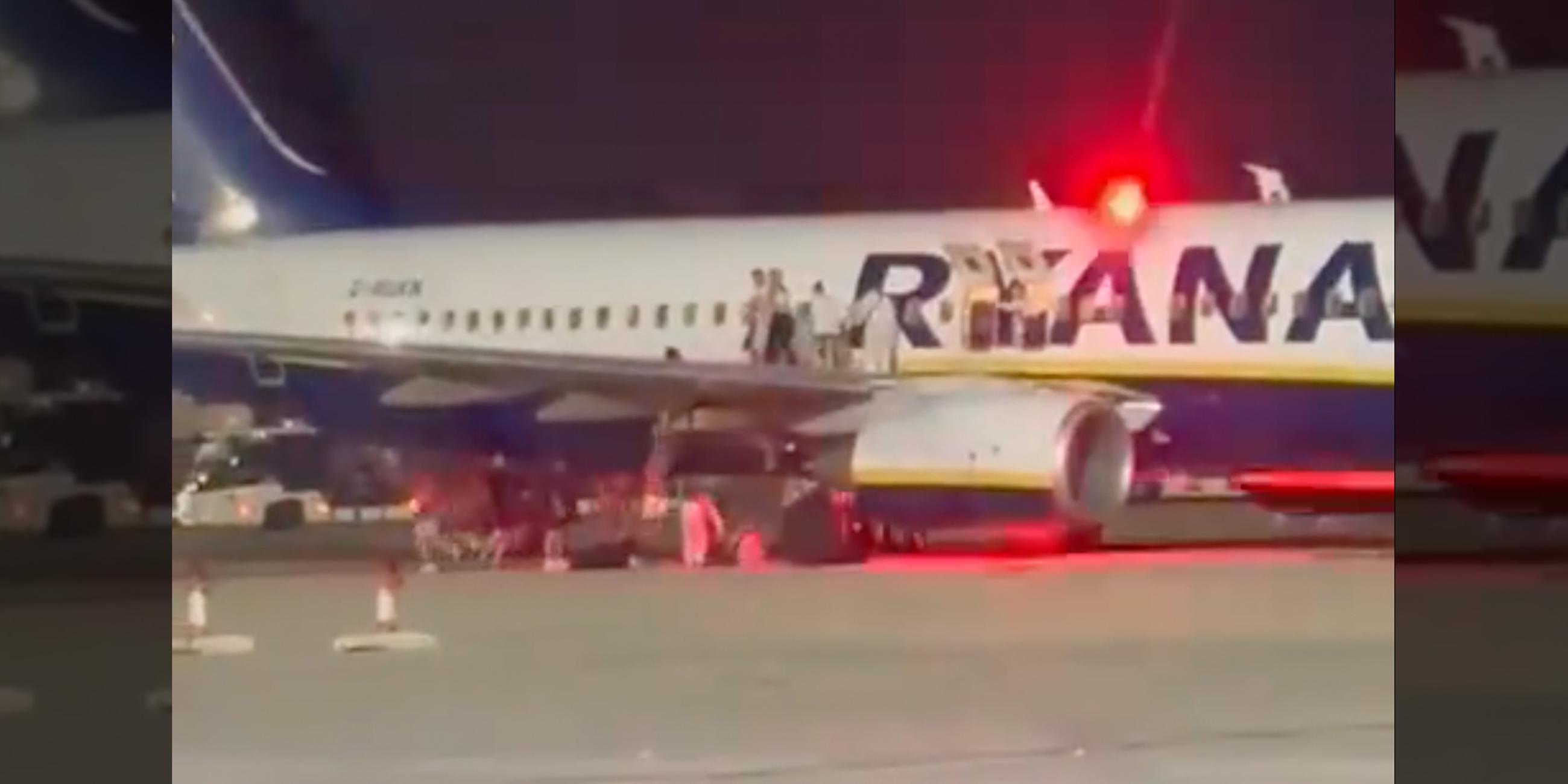 Bildschirmfoto von einem Video dass die Passagiere beim verlassen der Ryanair Maschine zeigt, die am Flughafen in Palma de Mallorca am 05.06.2025 notgelandet ist.
