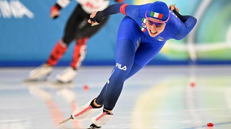 Italiens Francesca Lollobrigida in Aktion im 3000-Meter-Rennen der Frauen im Eisschnelllauf bei den Olympischen Winterspielen Milano Cortina 2026 im Mailänder Eisschnelllaufstadion.