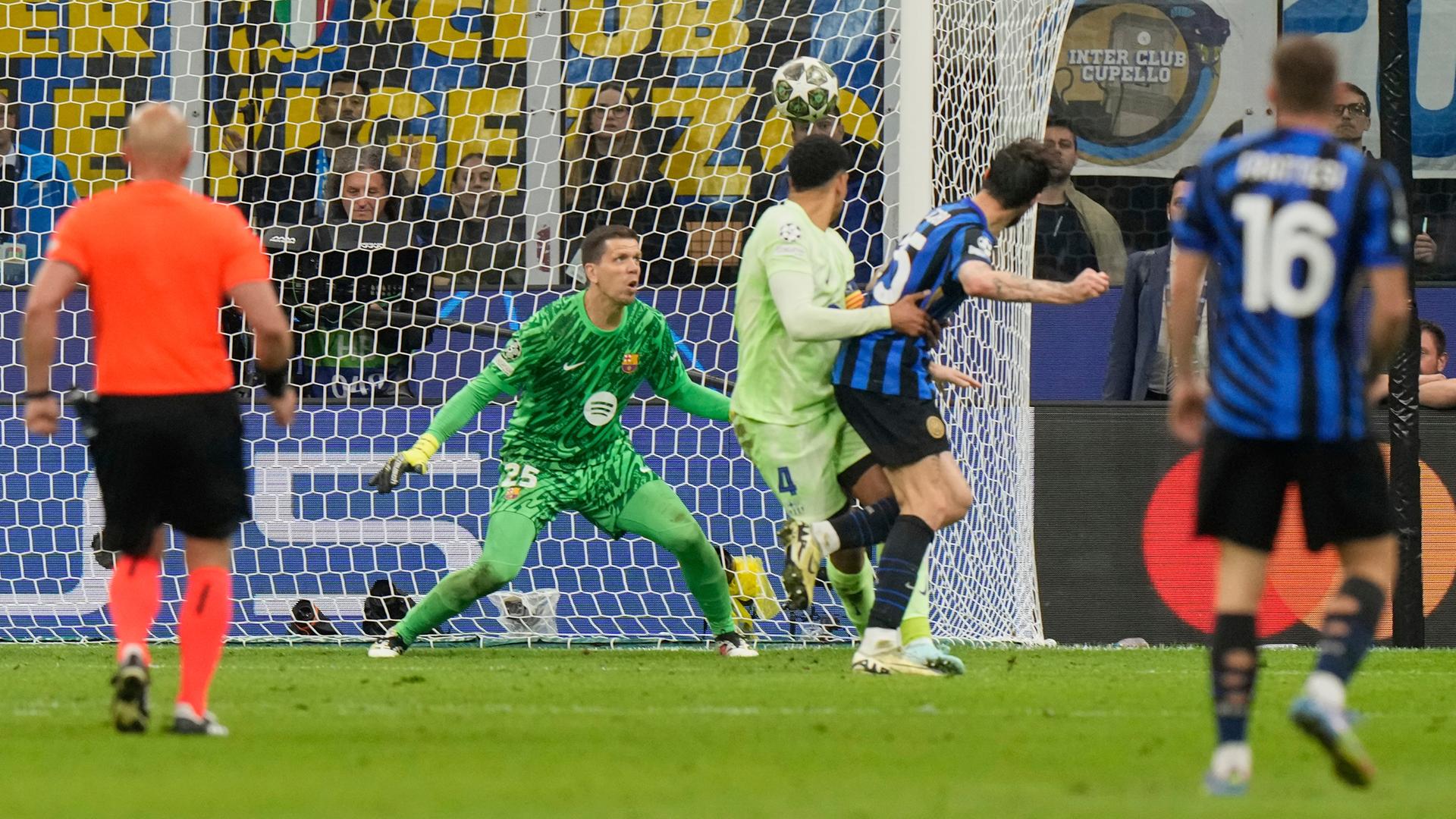 Francesco Acerbi (2.v.r) von Inter Mailand erzielt das dritte Tor seiner Mannschaft. 