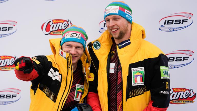 Deutschlands Francesco Friedrich und Alexander Schüller jubeln zum Sieg am 09.03.2025 in Lake Placid.
