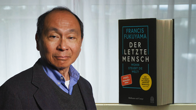 Das Porträtfoto eines älteren japanischen Mannes wurde neben ein Buch mit dem Titel Der letzte Mensch montiert.
