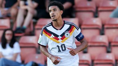 Der deutsche U-19 Nationalspieler Francis Onyeka läuft beim U-19 EM-Halbfinalspiel gegen die Ukraine über den Platz