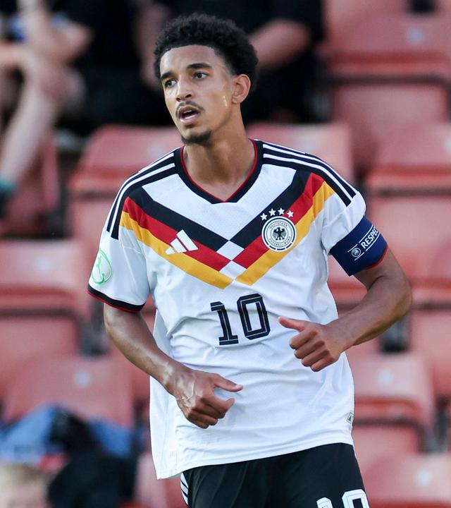 Der deutsche U-19 Nationalspieler Francis Onyeka läuft beim U-19 EM-Halbfinalspiel gegen die Ukraine über den Platz